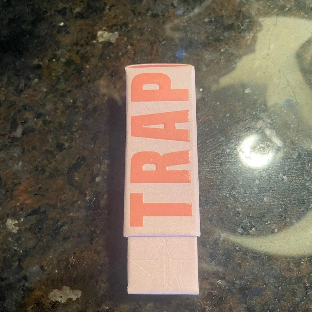 💥🆕💥JEFFREE STAR Velvet Trap Matte Lipstick — Prick (color)